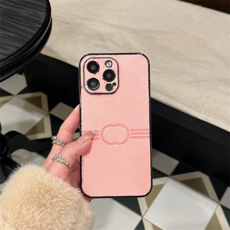 Top Luxury Designers Phone Cases for Iphone 16 Pro Max 15Plus 14Pro 13 12 11 P Designer Fashion Creative Cellphone Case Triangular Nameplate Letter Mobile Shell Cover