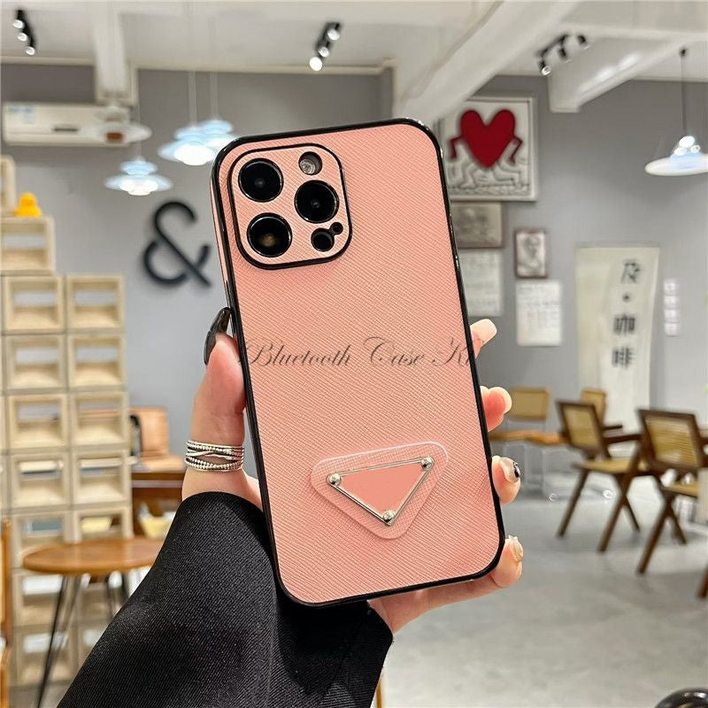 Top Luxury Designers Phone Cases for Iphone 16 Pro Max 15Plus 14Pro 13 12 11 P Designer Fashion Creative Cellphone Case Triangular Nameplate Letter Mobile Shell Cover