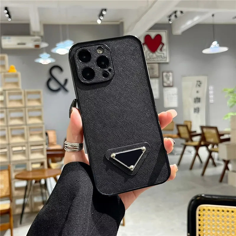 Top Luxury Designers Phone Cases for Iphone 16 Pro Max 15Plus 14Pro 13 12 11 P Designer Fashion Creative Cellphone Case Triangular Nameplate Letter Mobile Shell Cover