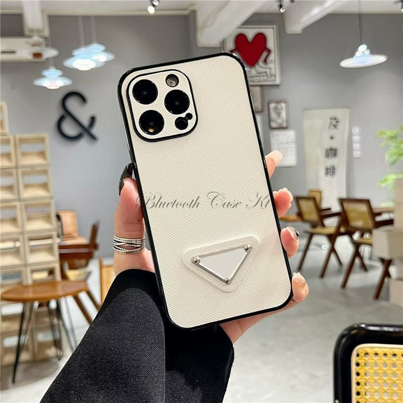 Top Luxury Designers Phone Cases for Iphone 16 Pro Max 15Plus 14Pro 13 12 11 P Designer Fashion Creative Cellphone Case Triangular Nameplate Letter Mobile Shell Cover